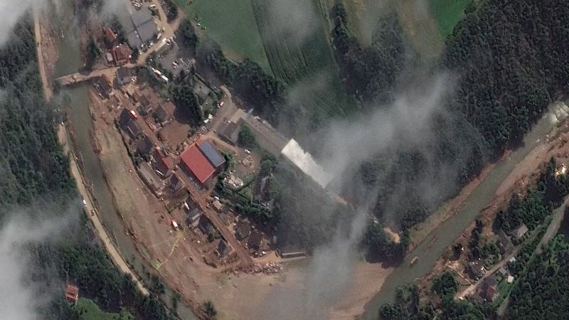 Prima e dopo.  Le immagini satellitari rivelano la reale portata della distruzione sul fiume Ahr
